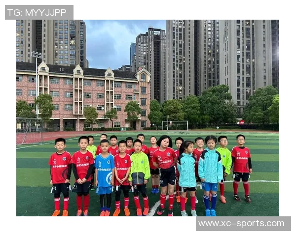 从绿茵场到人生新篇章世界足球明星退役后的生活与事业转型探讨